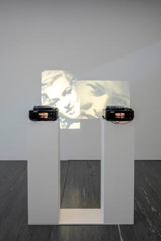 Maria Hahnenkamp, Diaprojektion 3 (Unbekannte Frau aus Hamburg und Marilyn Monroe), 2002, Überl…