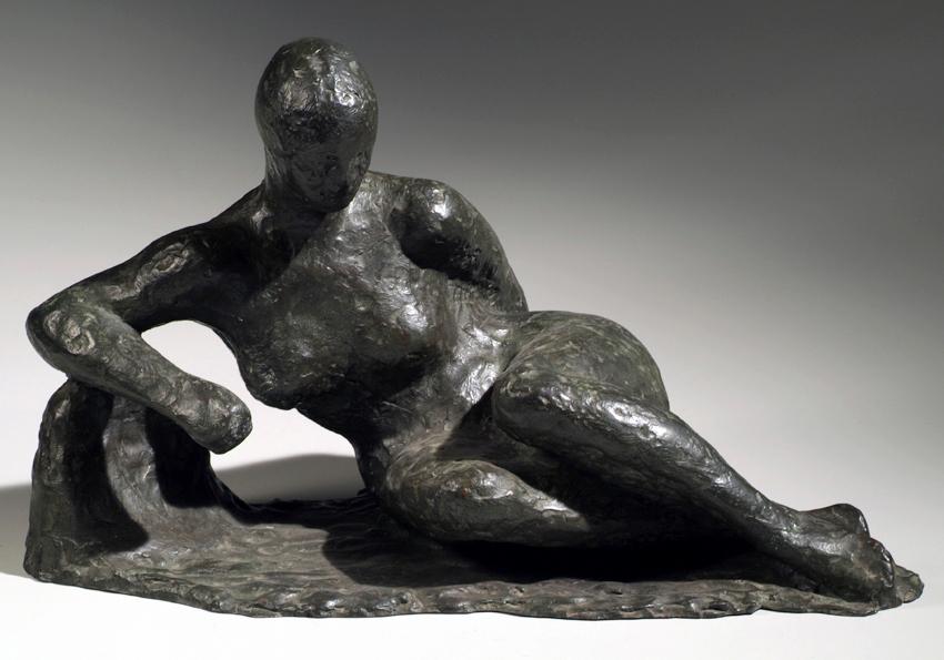 Karl Newole, Liegende Frau, 1961, Bronze, 31,5 cm, Artothek des Bundes, Dauerleihgabe im Belved…