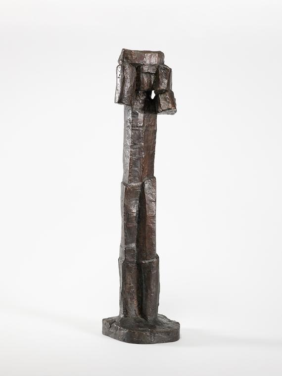 Fritz Wotruba, Stehende Figur (mit erhobenen Armen), 1958, Bronze, 82,5 × 20 × 22 cm, Belvedere…