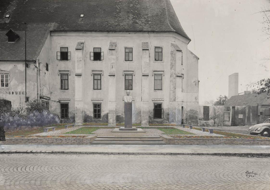 Denkmal für den Landeshauptmannstellvertreter August Kargl in Langenlois, Niederösterreich