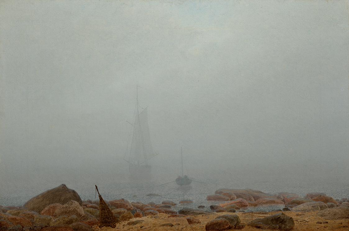Meeresstrand im Nebel