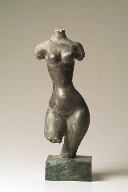 Walter Ritter, Weiblicher Torso, 1928, Blei, 31 cm, Artothek des Bundes, Dauerleihgabe im Belve…
