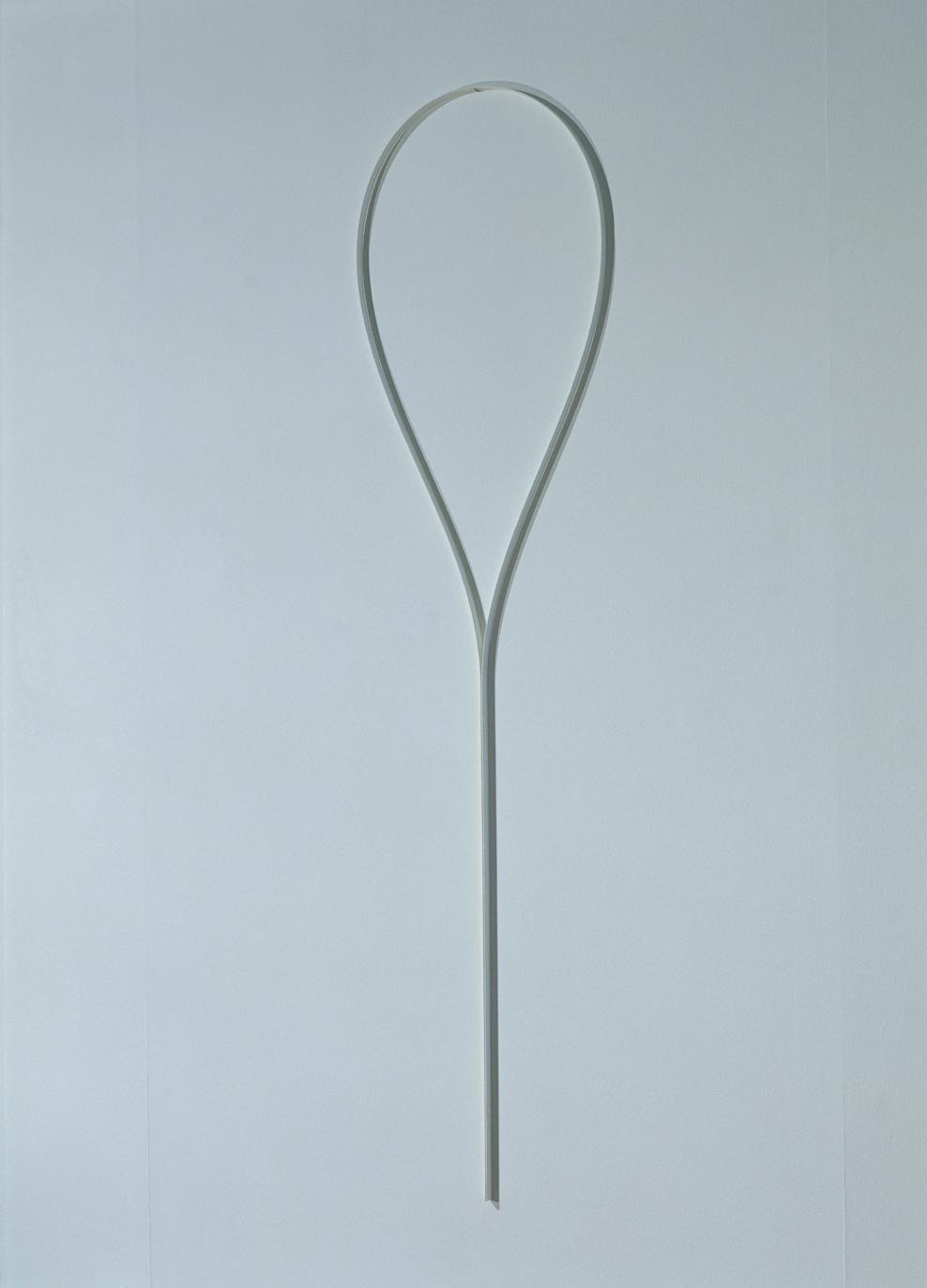 Rolland Kollnitz, Weiße Schleife, 2004, Fiberglas, Klebeband, Nagel, ca. 272 x 65 x 3 cm, Belve…