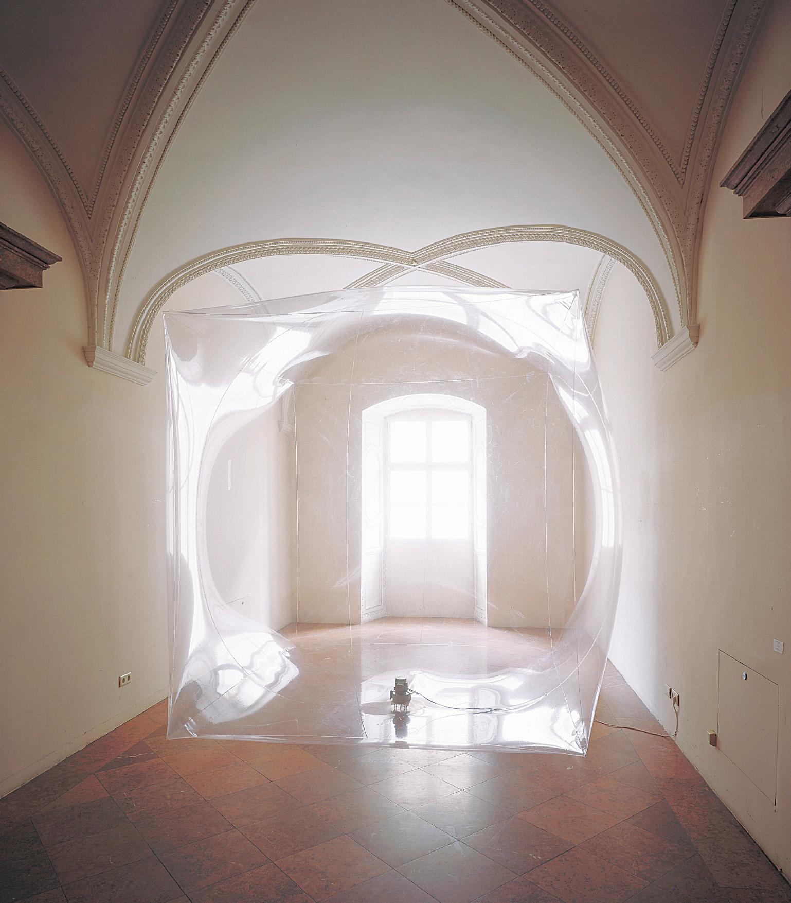 Gerwald Rockenschaub, Ohne Titel (GR 1044), 2002, Klarsichtfolie, Luft, Gebläse, 320 x 320 x 32…
