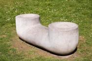 Bruno Gironcoli, Steinplastik – Steinarbeit, 1968, Marmor, 55,5 x 167 x 56 cm, 1900 kg, Artothe…