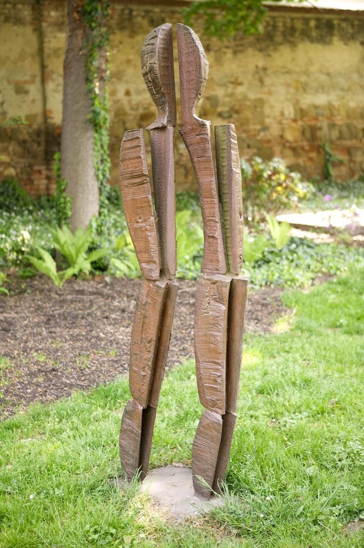 Rudolf Hoflehner, Figur 6 – Gespalten, 1957, Eisen, 205 x 60 x 60 cm, Dauerleihgabe des Museums…