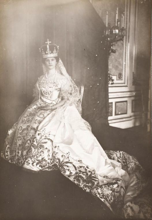 Unbekannter Künstler, Kröning Kaiser Karls I., 1916, Silberabzug, 12 x 18 cm, Belvedere, Wien, …