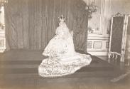 Unbekannter Künstler, Kröning Kaiser Karls I., 1916, Silberabzug, 12 x 18 cm, Belvedere, Wien, …