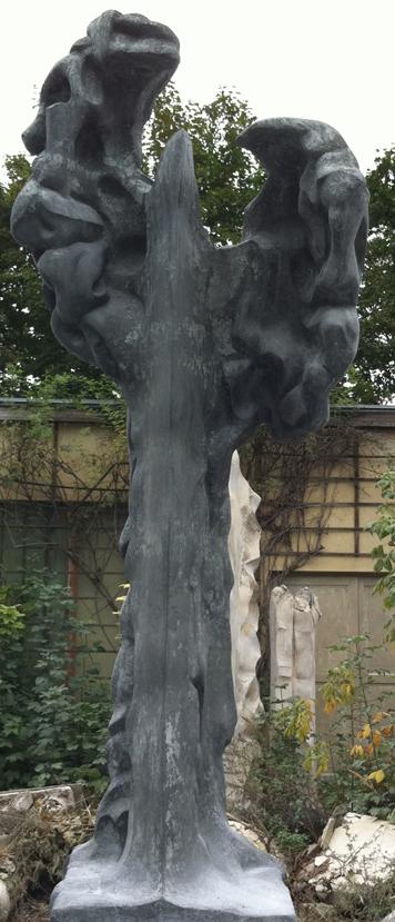 Fritz Tiefenthaler, Der Engel kann nicht mehr fliegen, 1991, Betonguss, 457 × 300 × 100 cm, Bel…