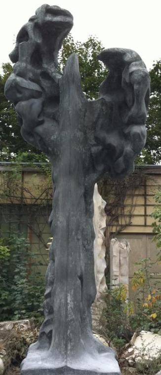 Fritz Tiefenthaler, Der Engel kann nicht mehr fliegen, 1991, Betonguss, 457 × 300 × 100 cm, Bel…