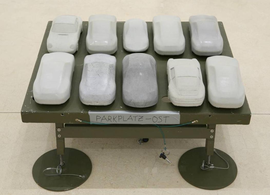 Gottfried Bechtold, Parkplatz-Ost, 2009, Beton und Metall, 26 x 63 x 67 cm, Belvedere, Wien 100 ...