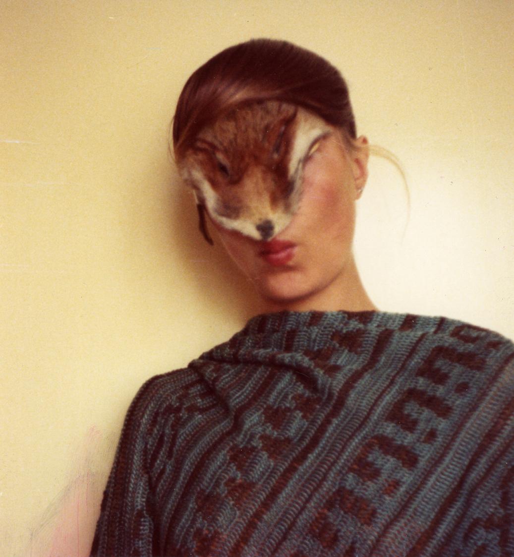 Birgit Jürgenssen, Ohne Titel (Selbst mit Fellchen), 1974/1977, Farbfoto, 14,1 x 13,1 cm, Belve…