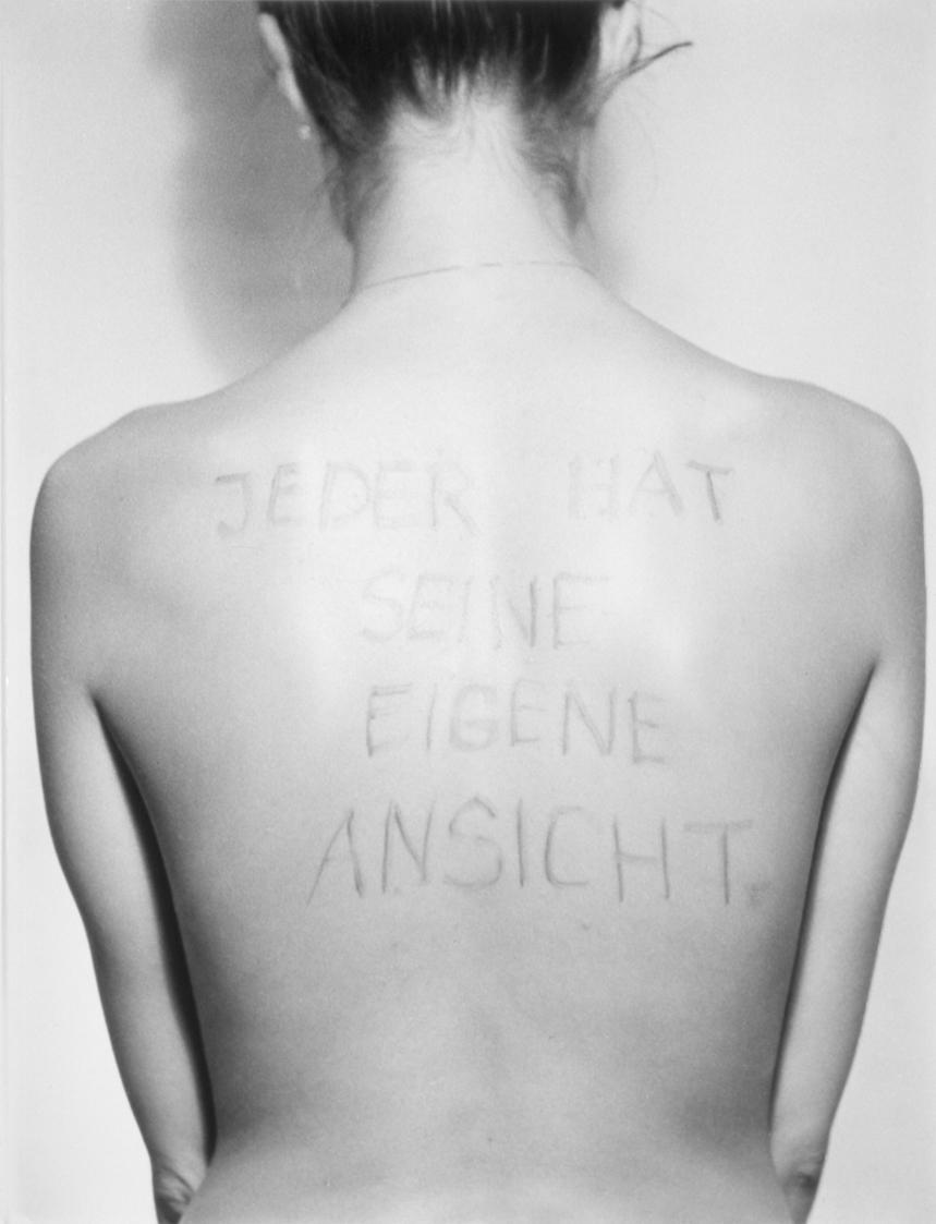 Birgit Jürgenssen, Jeder hat seine eigene Ansicht, 1975/2006, Schwarzweißfoto, 40 x 30 cm, Belv…