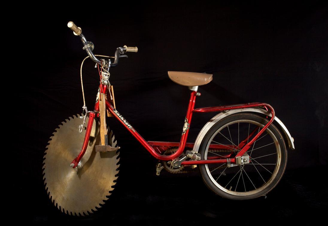 Curt Stenvert, Das Jahr des Kindes ist vorbei!!!, 1983, Kinderfahrrad mit Sägeblatt und zwei Ha ...