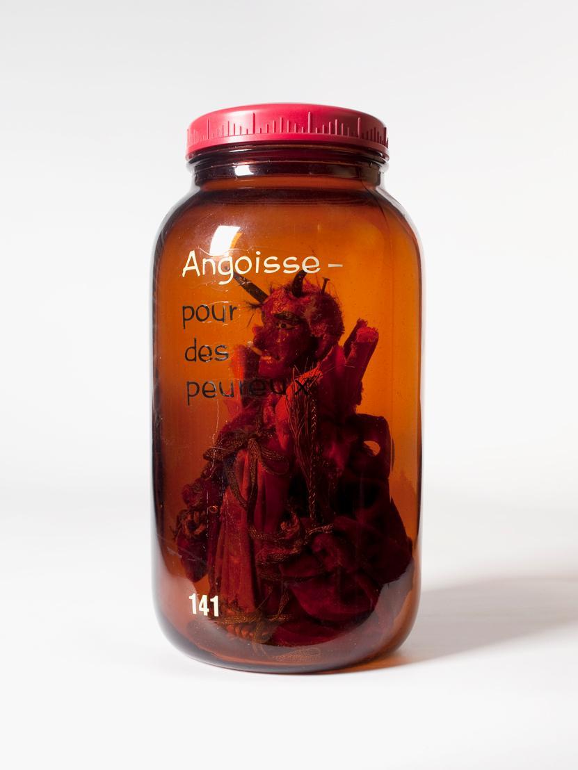 Curt Stenvert, Angst – für Ängstliche, 1964, Glasgefäß, Papiermaché, Stoff, Naphtalin, H: 27,3 …