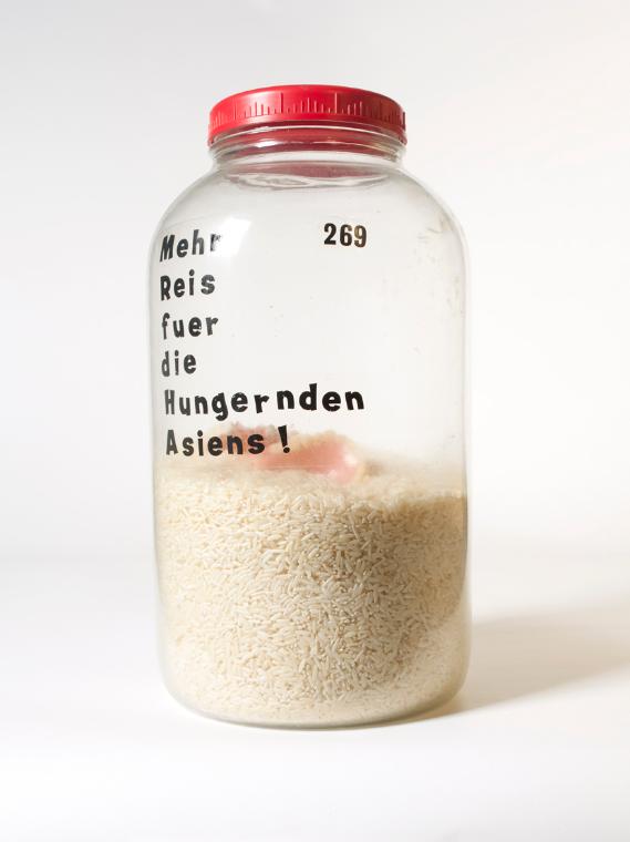 Curt Stenvert, Mehr Reis für die Hungernden Asiens!, 1967, Glasgefäß, Kunststoff, Reis, Porzell…