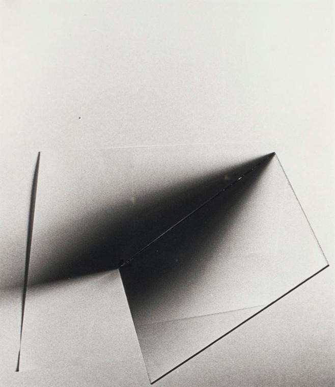 Peter Weibel, Isomorphe und polymorphe Brechungen, 1972, Schwarzweißfoto, verglast, gerahmt, 33 ...