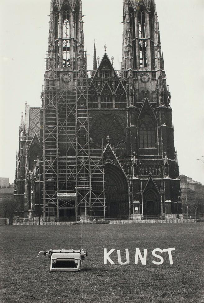Peter Weibel, Ist das Kunst?, 1969/1972, Schwarzweißfoto, verglast, gerahmt, 30 x 19,8 cm, Belv…