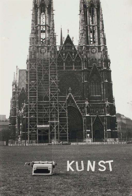 Peter Weibel, Ist das Kunst?, 1969/1972, Schwarzweißfoto, verglast, gerahmt, 30 x 19,8 cm, Belv…