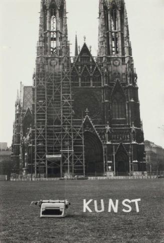 Peter Weibel, Ist das Kunst?, 1969/1972, Schwarzweißfoto, verglast, gerahmt, 30 x 19,8 cm, Belv…