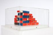 Roland Goeschl, Kleine Formation, Zündholzschachteln, farbig gefasst, in Plexiglasbox, 12,5 x 2…