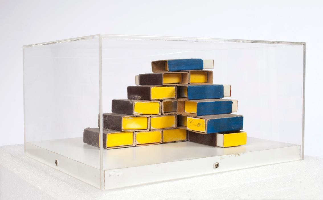 Roland Goeschl, Kleine Formation, Zündholzschachteln, farbig gefasst, in Plexiglasbox, 12,5 x 2…