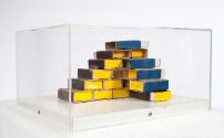 Roland Goeschl, Kleine Formation, Zündholzschachteln, farbig gefasst, in Plexiglasbox, 12,5 x 2…