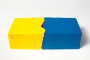Roland Goeschl, Ziegelstein, undatiert, Ziegelstein farbig gefasst, 2-teilig, 6,5 × 25 × 12 cm,…