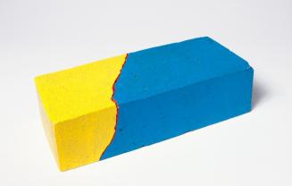 Roland Goeschl, Ziegelstein, undatiert, Ziegelstein farbig gefasst, 2-teilig, 6,5 × 25 × 12 cm,…