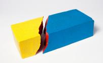 Roland Goeschl, Ziegelstein, undatiert, Ziegelstein farbig gefasst, 2-teilig, 6,5 × 25 × 12 cm,…