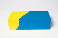 Roland Goeschl, Ziegelstein, undatiert, Ziegelstein farbig gefasst, 2-teilig, 6,5 × 25 × 12 cm,…