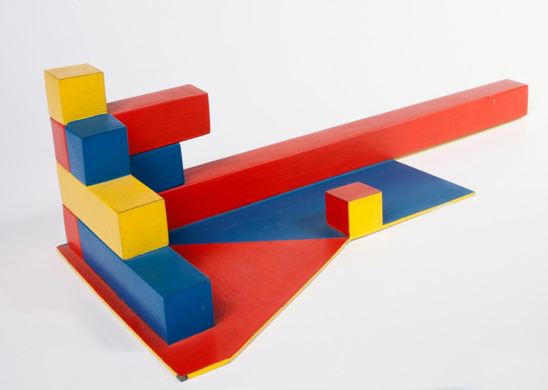 Roland Goeschl, Ohne Titel (Mauereckmonument), um 1976, Metall farbig gefasst, 12,5 x 45,5 x 20…