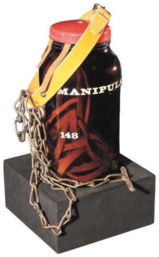 Curt Stenvert, Manipulateur I, 1963, Glasgefäß, Metall, Leder (Riemchen), Plastik, 27,3 x 13,2 …