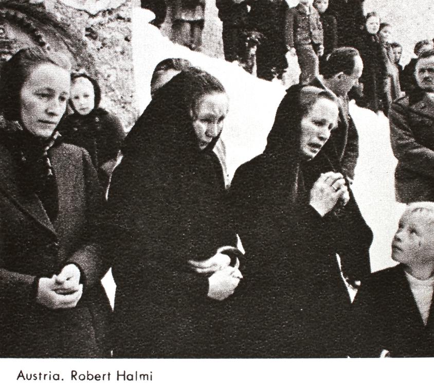 Christian Philipp Müller, The Family of Austrians, 1993, Vergrößerung einer S/W-Fotografie, kas…