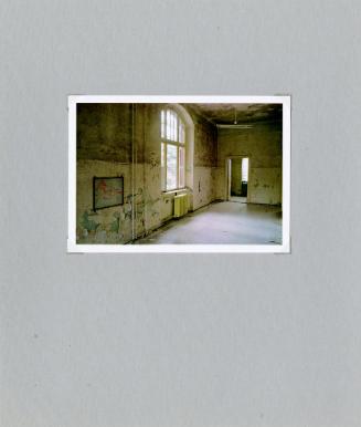 Christian Boltanski, Ilya Kabakov und Jean Kalman, Der Tag danach, 1999–2000, Farbfoto, 10,5 × …