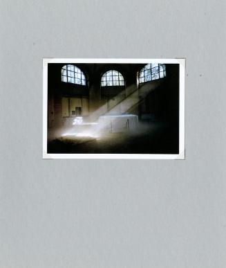 Christian Boltanski, Ilya Kabakov und Jean Kalman, Der Tag danach, 1999–2000, Farbfoto, 10,5 × …