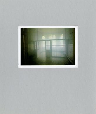Christian Boltanski, Ilya Kabakov und Jean Kalman, Der Tag danach, 1999–2000, Farbfoto, 10,5 × …