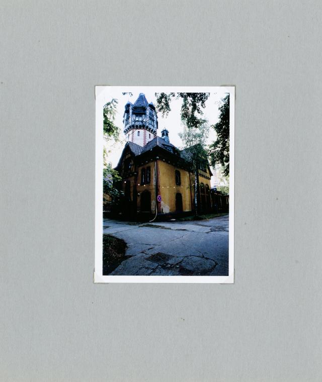 Christian Boltanski, Ilya Kabakov und Jean Kalman, Der Tag danach, 1999–2000, Farbfoto, 14,8 × …