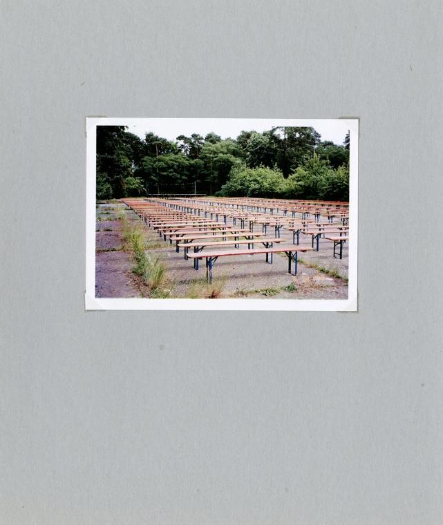 Christian Boltanski, Ilya Kabakov und Jean Kalman, Der Tag danach, 1999–2000, Farbfoto, 10,5 × …