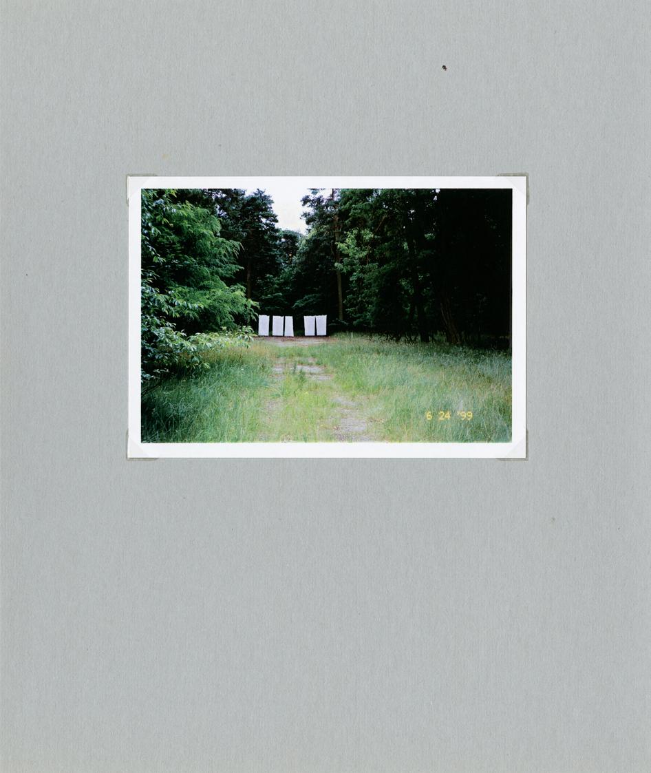Christian Boltanski, Ilya Kabakov und Jean Kalman, Der Tag danach, 1999–2000, Farbfoto, 10,5 × …