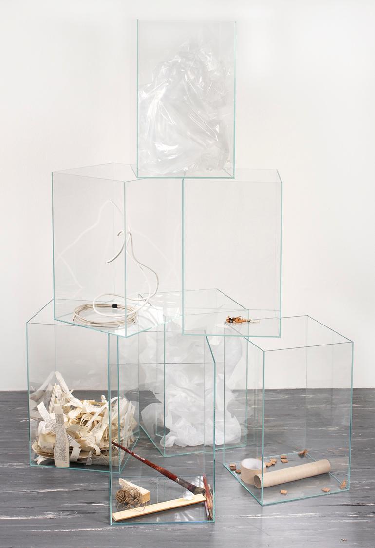 Oswald Oberhuber, Kunst ohne Künstler, 1966-2012, Glas, Holz, Kabel, Plastik, 150 x 110 x 110 c…