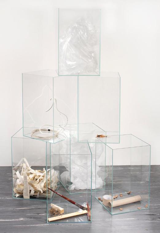 Oswald Oberhuber, Kunst ohne Künstler, 1966-2012, Glas, Holz, Kabel, Plastik, 150 x 110 x 110 c…