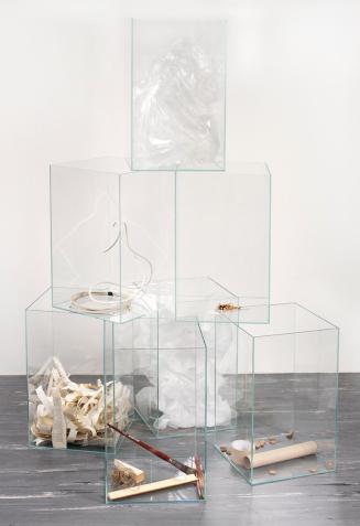 Oswald Oberhuber, Kunst ohne Künstler, 1966-2012, Glas, Holz, Kabel, Plastik, 150 x 110 x 110 c ...