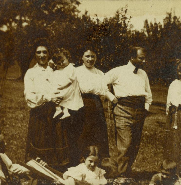 Georg Klimt, Unbekannter Fotograf, Gustav Klimt und die Familie Zimpel am Attersee, um 1905, Si…