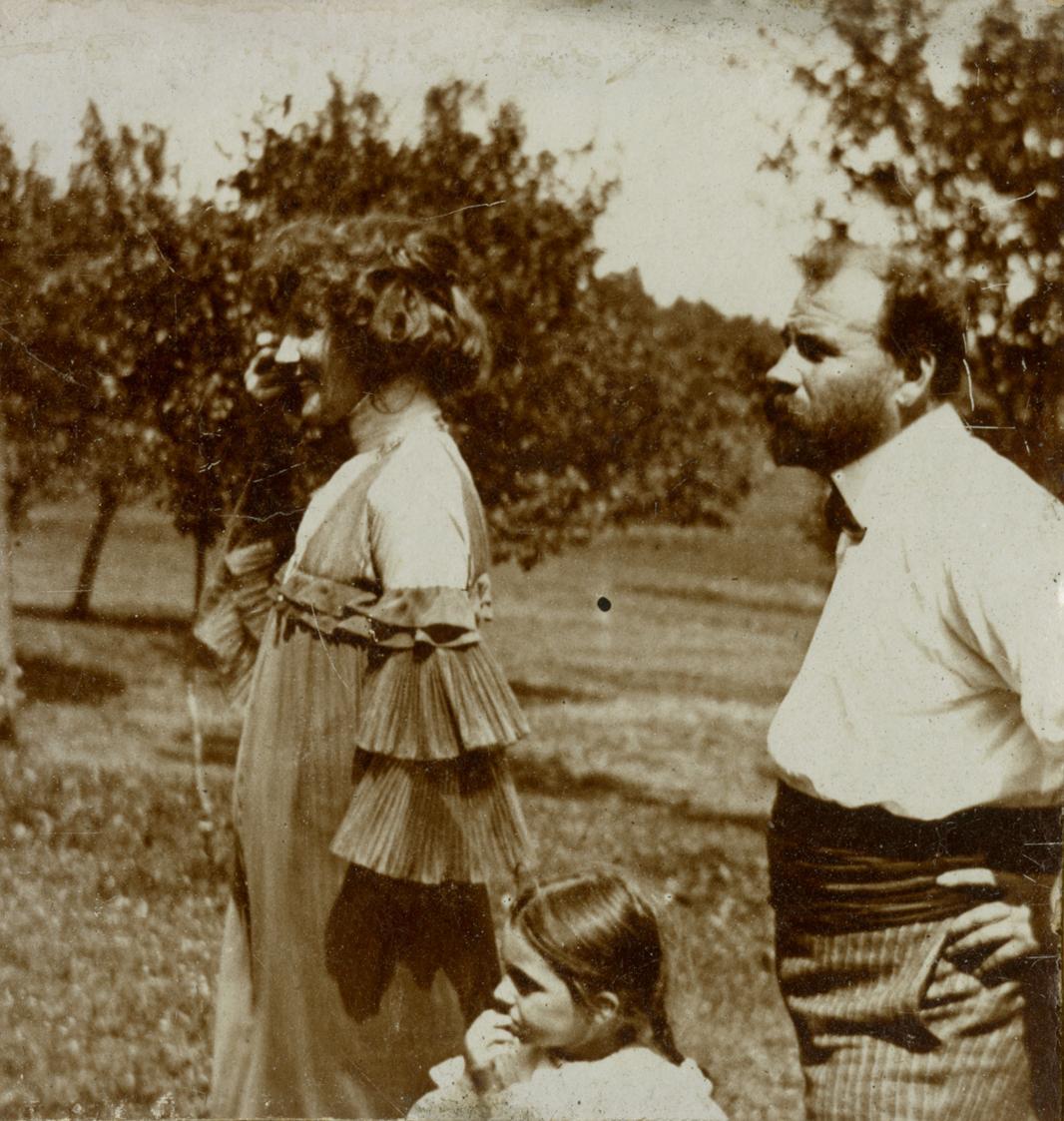 Georg Klimt, Unbekannter Fotograf, Emilie Flöge, Gustav Klimt und Eleonore Zimpel in Litzlberg …