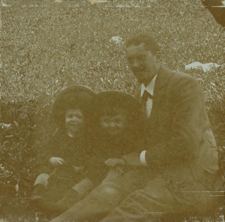 Georg Klimt, Unbekannter Fotograf, Julius Zimpel sen. mit seinen Söhnen Rudolf und Julius, um 1…