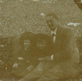 Georg Klimt, Unbekannter Fotograf, Julius Zimpel sen. mit seinen Söhnen Rudolf und Julius, um 1…
