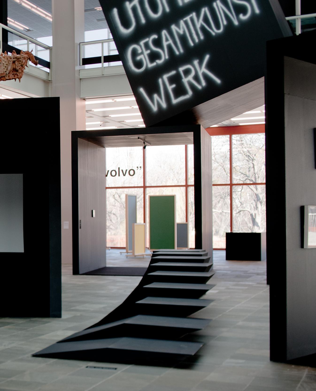 Julia Hohenwarter, Catwalk, 2009, 9-teilig, Holz, Dispersion, Gesamtmaße divergierend: 89 × 176…