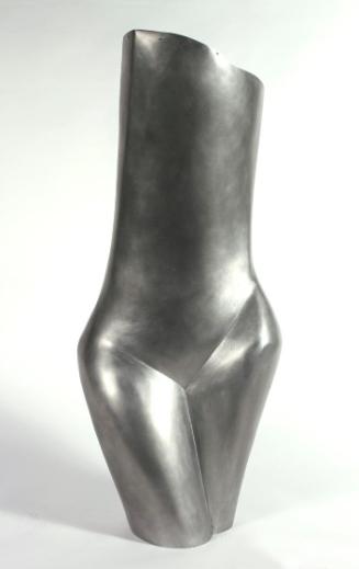 Josefine Sokole, Torso, Metall, 90 x 38 x 24 cm, Belvedere, Wien, Inv.-Nr. 10600
