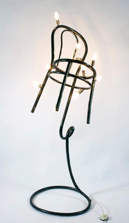 Götz Bury, Froher elektrischer Stuhl, 2000, Stahlrohr, Leuchtmittel, 150 × 50 × 50 cm, Belveder…